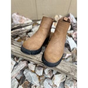 Women's Chelsea Elastic Slip On Chunky Heel Lug Sole Platform Boots Size 8.5 EUC